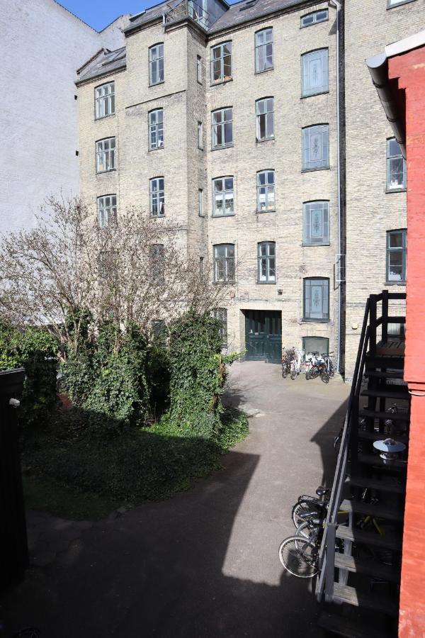 Gasthof In Quiet Yellow Courtyard Kopenhagen